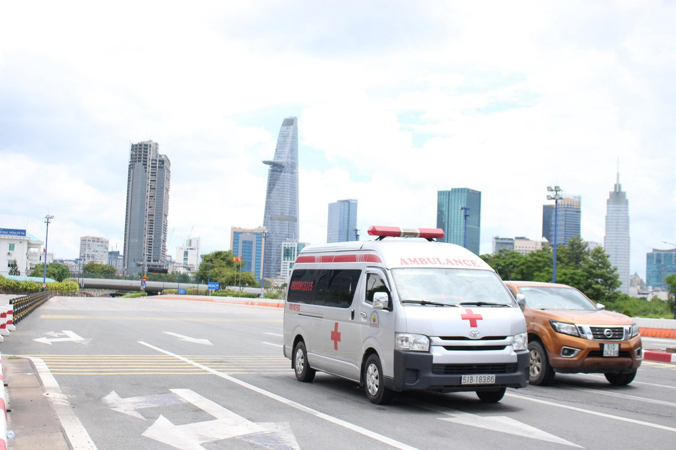 Tiếng còi xe cứu thương trên đường đang trở thành nỗi ám ảnh của người dân trong đại dịch.