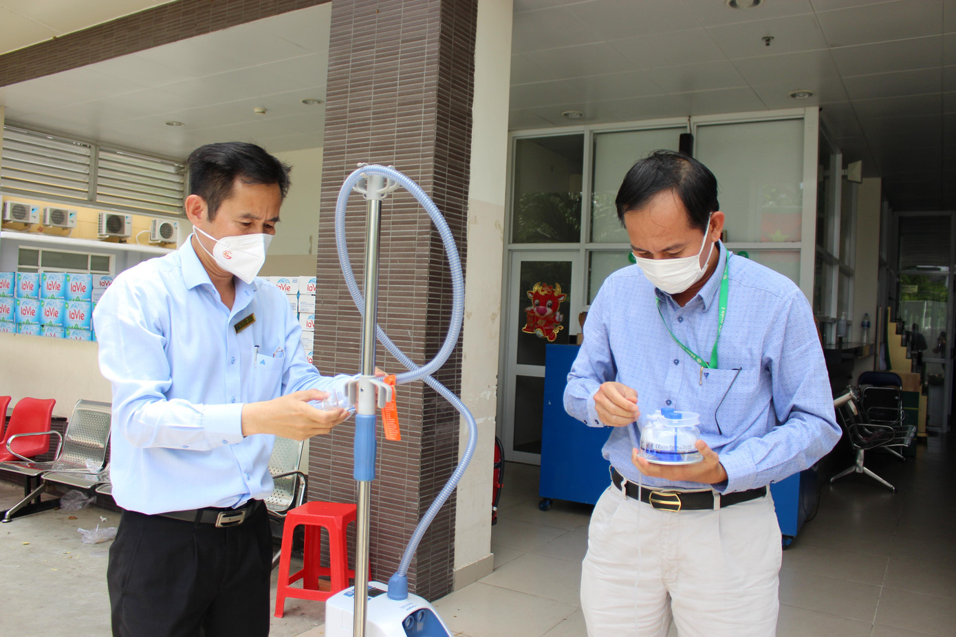 Ngay sau khi tiếp nhận, BS Trần Văn Khanh (bên trái) cùng đôi ngũ kỹ thuật của bệnh viện đã tiến hành lắp đặt, đưa máy thở vào hoạt động.