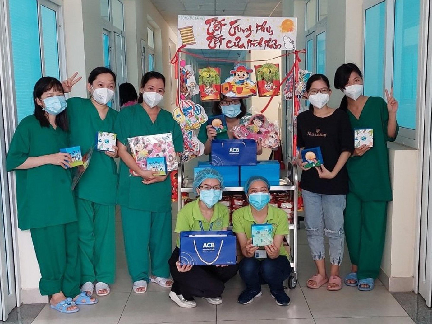 Niềm vui từ những món quà nhỏ tiếp thêm năng lượng tích cực cho các y bác sĩ ở tuyến đầu chống dịch Niềm vui từ những món quà nhỏ tiếp thêm năng lượng tích cực cho các y bác sĩ ở tuyến đầu chống dịch