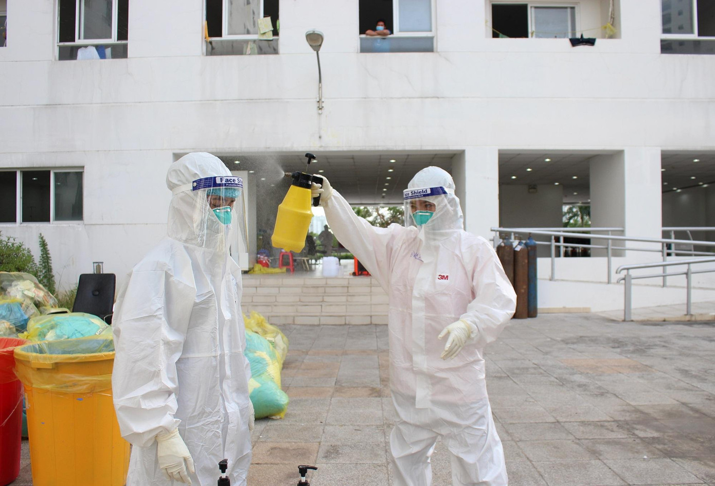 Cuộc chiến chống dịch dự báo còn nhiều khó khăn, rất cần sự cống hiến của lực lượng y tế.