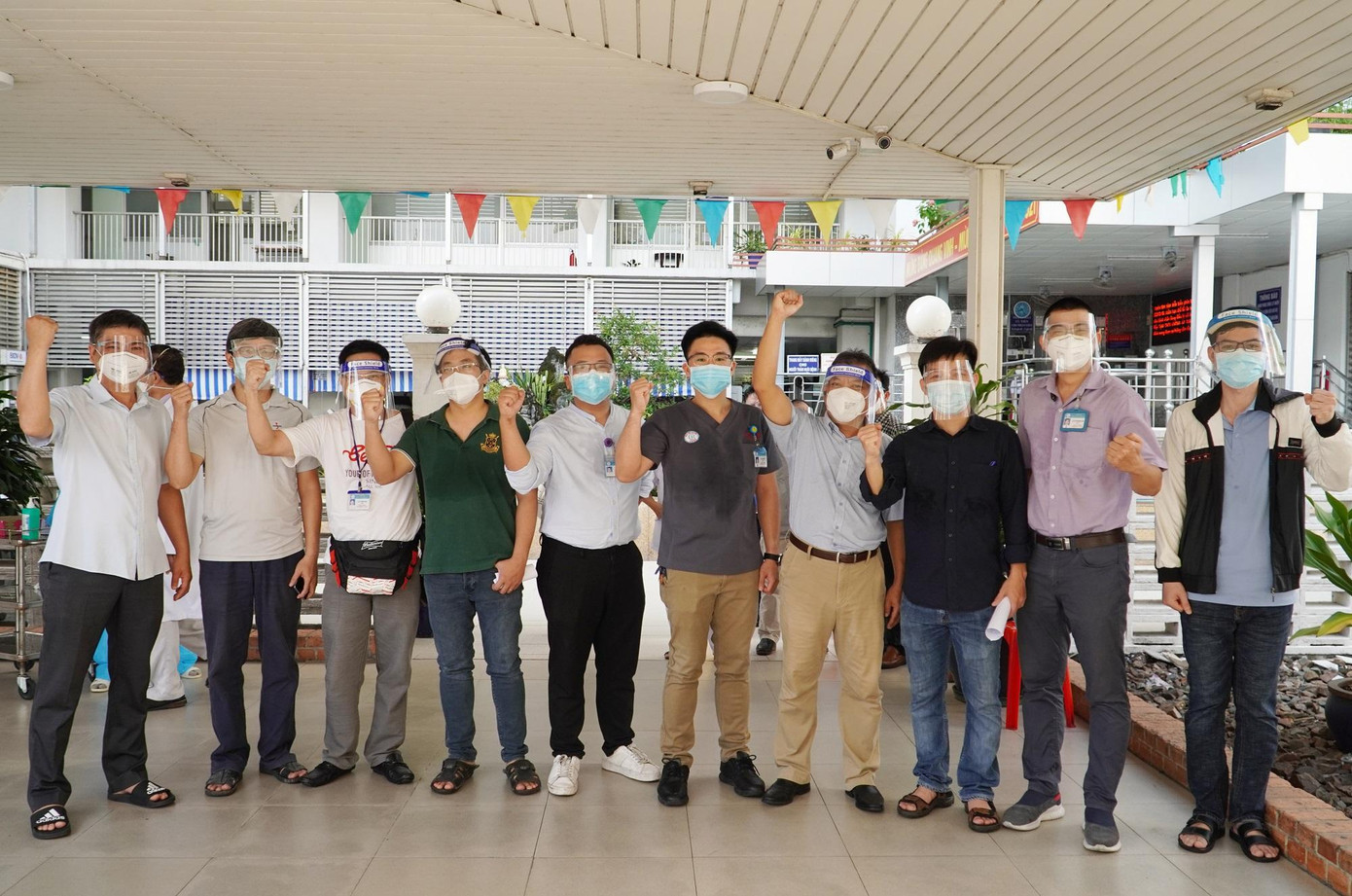 Nhóm bác sĩ của Bệnh viện Chợ Rẫy lên đường nhận nhiệm vụ tại Bệnh viện Hồi sức COVID-19. Nhóm bác sĩ của Bệnh viện Chợ Rẫy lên đường nhận nhiệm vụ tại Bệnh viện Hồi sức COVID-19.