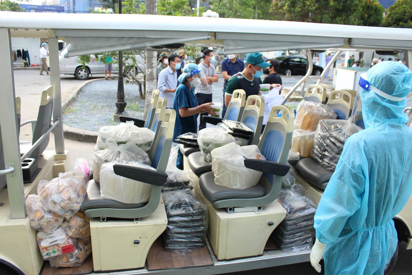 Suất ăn của nhân viên y tế khi vận chuyển đến thường bị nguội trước khi sử dụng