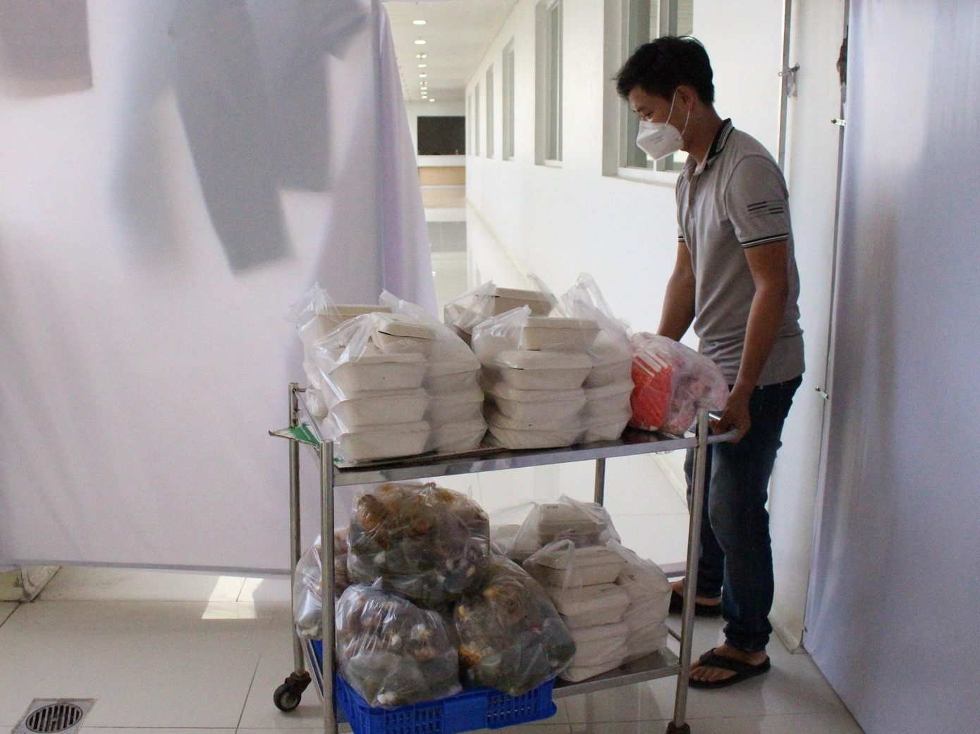 Cùng lúc phải đảm bảo an toàn cho hàng vạn suất ăn mỗi ngày tại các cơ sở điều trị COVID-19 là vấn đề nhiều thách thức