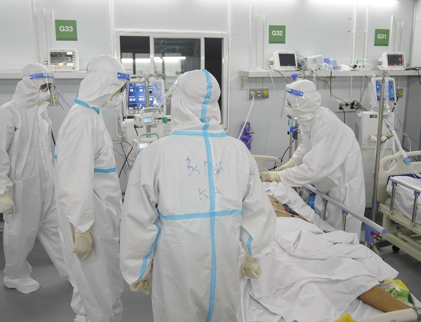 Dịch diễn biến phức tạp, áp lực điều trị cho bệnh nhân COVID-19 ngày càng căng thẳng. Dịch diễn biến phức tạp, áp lực điều trị cho bệnh nhân COVID-19 ngày càng căng thẳng.