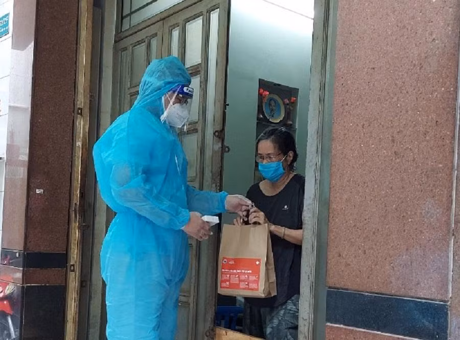 Một bệnh nhân đang điều trị tại nhà ở quận 11, TPHCM nhận được túi thuốc điều trị F0 trong đó có thuốc kháng virus.