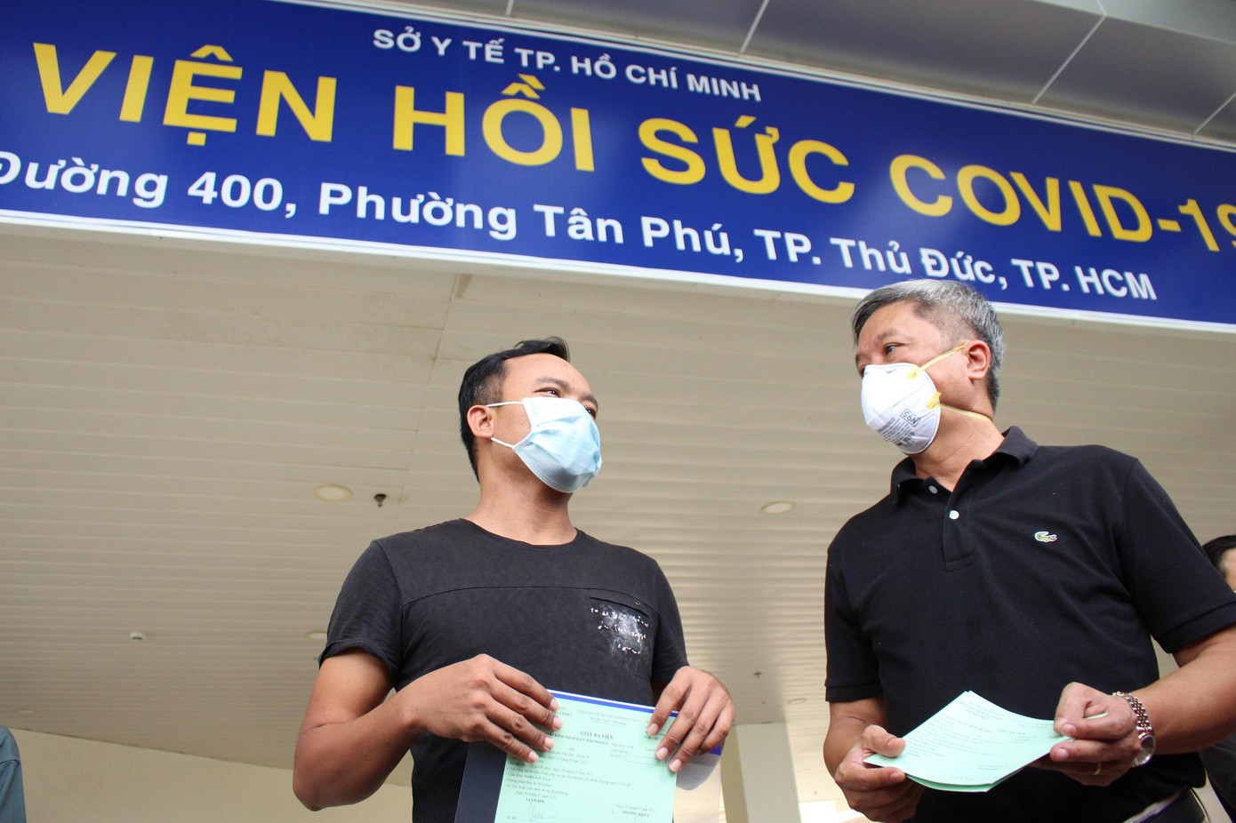 Nam bệnh nhân (bên trái) xúc động gửi lời cảm ơn đến Thứ trưởng Bộ Y tế Nguyễn Trường Sơn.