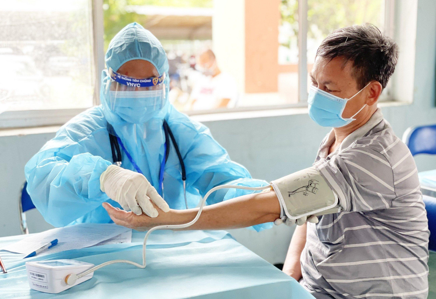 Tất cả những người đến tiêm chủng đều được kiểm tra sức khỏe cẩn thận trước khi chích ngừa COVID-19. Tất cả những người đến tiêm chủng đều được kiểm tra sức khỏe cẩn thận trước khi chích ngừa COVID-19.