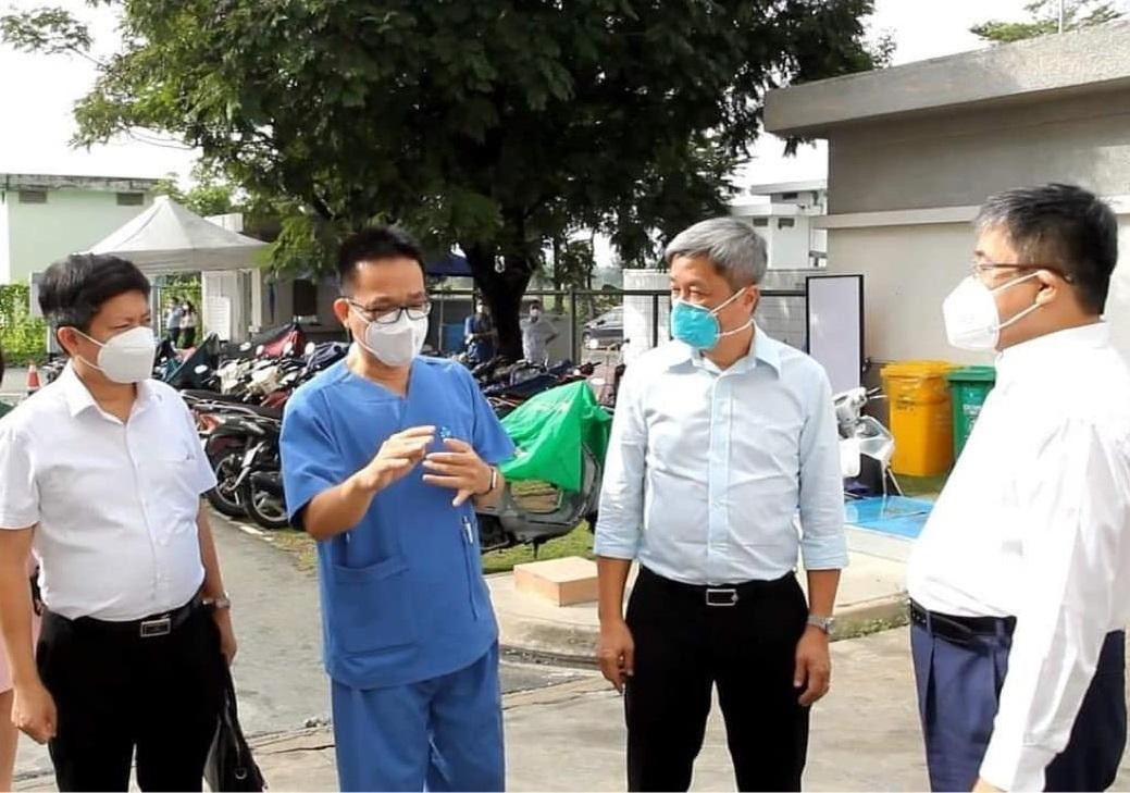Thứ trưởng Bộ Y tế Nguyễn Trường Sơn (thứ hai từ phải qua) làm việc tại Trung tâm Hồi sức COVID-19 của Bệnh viện Đại học Y Dược ngày 26/9 Thứ trưởng Bộ Y tế Nguyễn Trường Sơn (thứ hai từ phải qua) làm việc tại Trung tâm Hồi sức COVID-19 của Bệnh viện Đại học Y Dược ngày 26/9