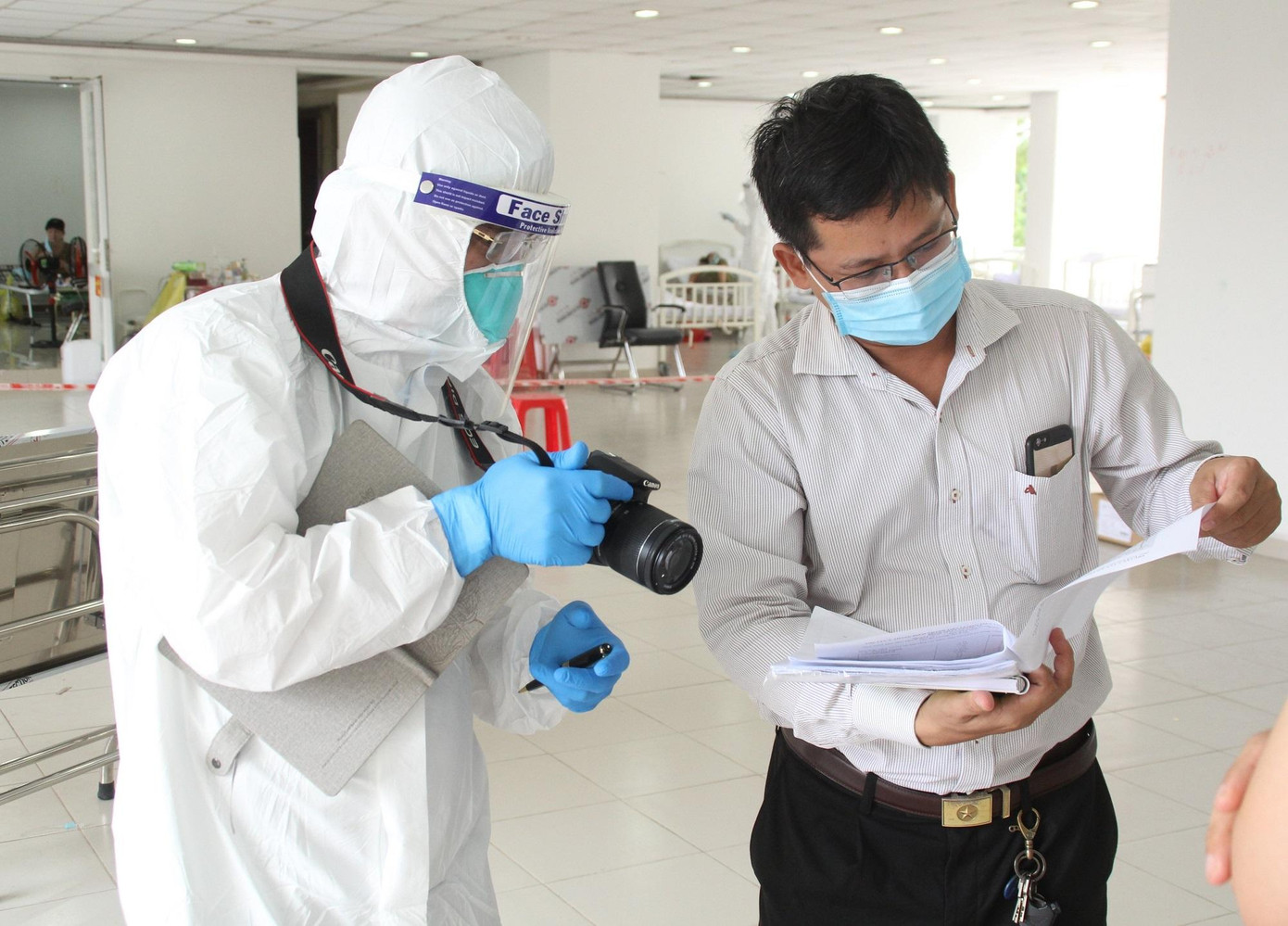 Bác sĩ Lý Quốc Công chia sẻ với phóng viên Tiền Phong những thông tin về tình hình điều trị cho bệnh nhân COVID-19 tại bệnh viện- ảnh Ngô Tùng