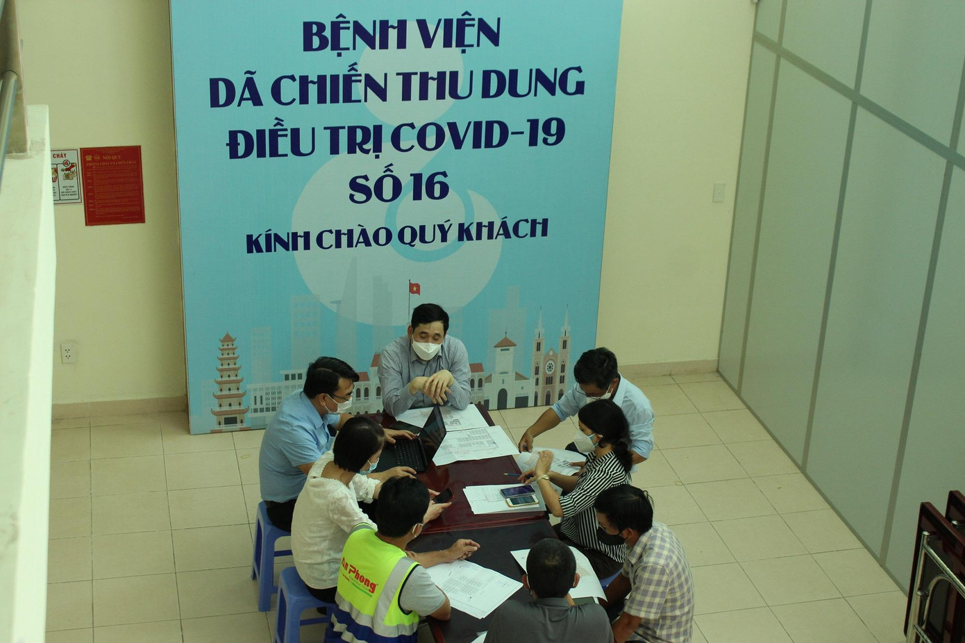 Ngành y tế đang gấp rút xây dựng bệnh viện dã chiến, thiết lập Trung tâm Hồi sức để cứu chữa các ca bệnh nặng, nguy kịch nhưng tạm thời thiếu trang thiết bị vì thời gian quá gấp.