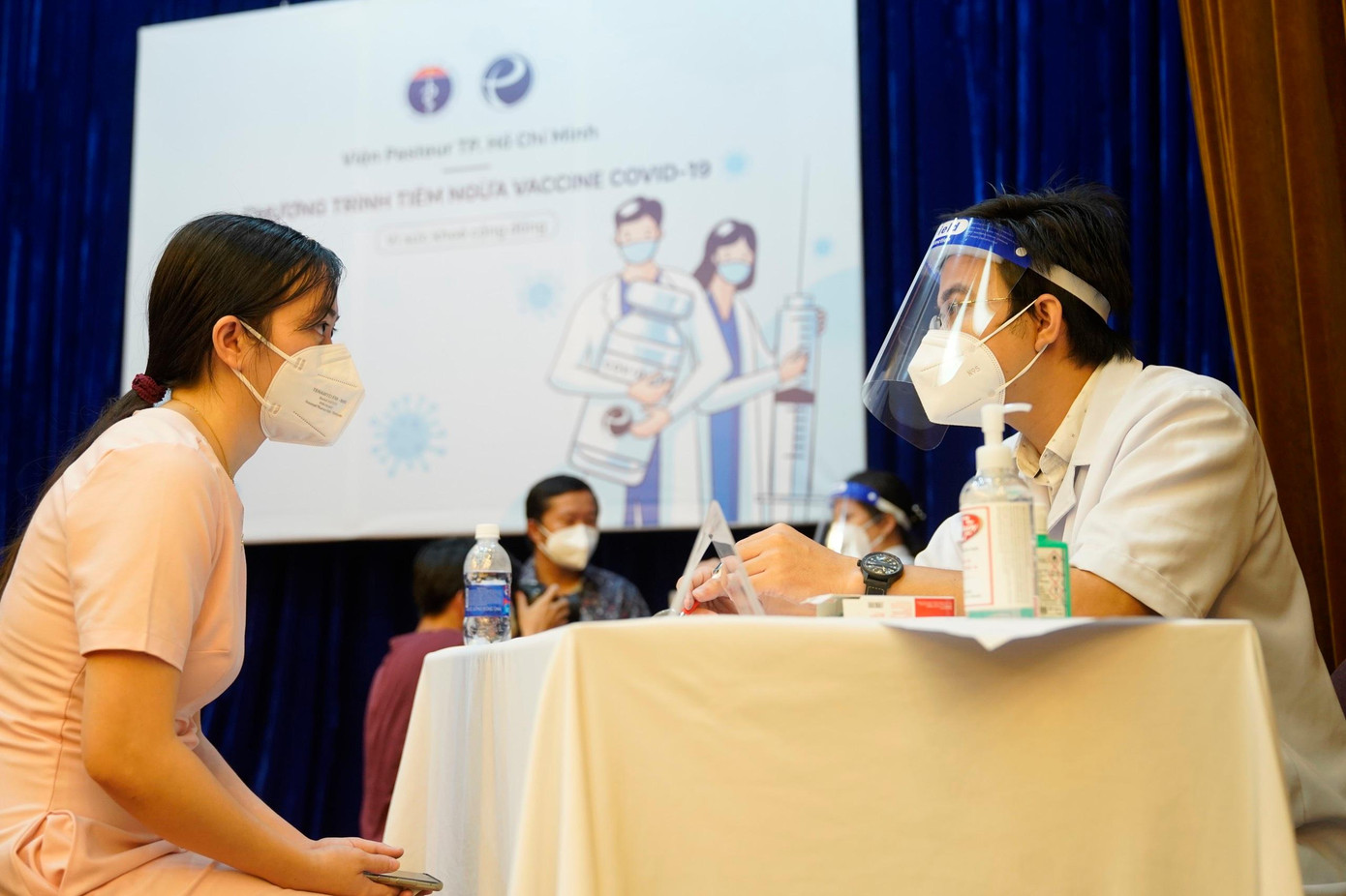 TPHCM đặt mục tiêu đến cuối tháng 8 sẽ hoàn thành tiêm chủng cho khoảng 70% dân số trên 18 tuổi. TPHCM đặt mục tiêu đến cuối tháng 8 sẽ hoàn thành tiêm chủng cho khoảng 70% dân số trên 18 tuổi.