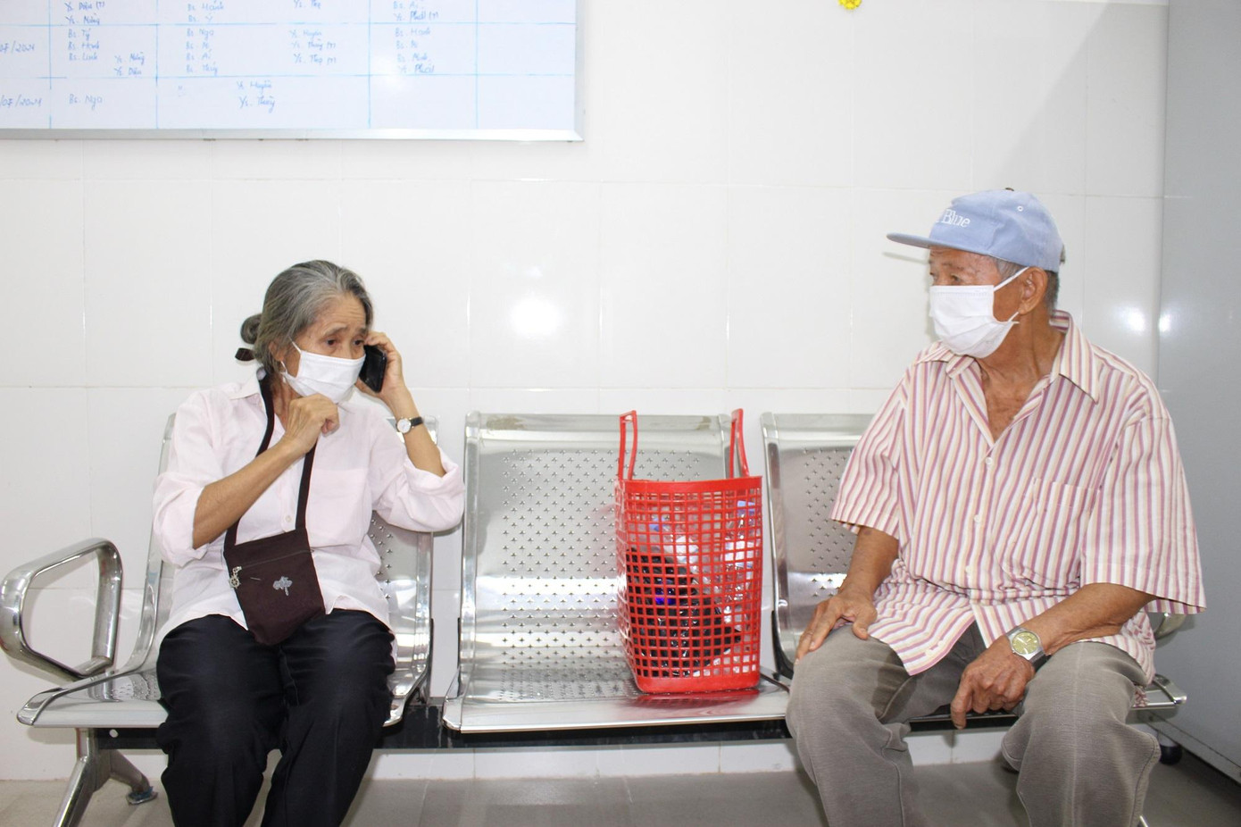 Bà Nguyên Hạnh tranh thủ gọi điện xin phép giáo viên được vắng mặt trong buổi học tiếng Anh online.