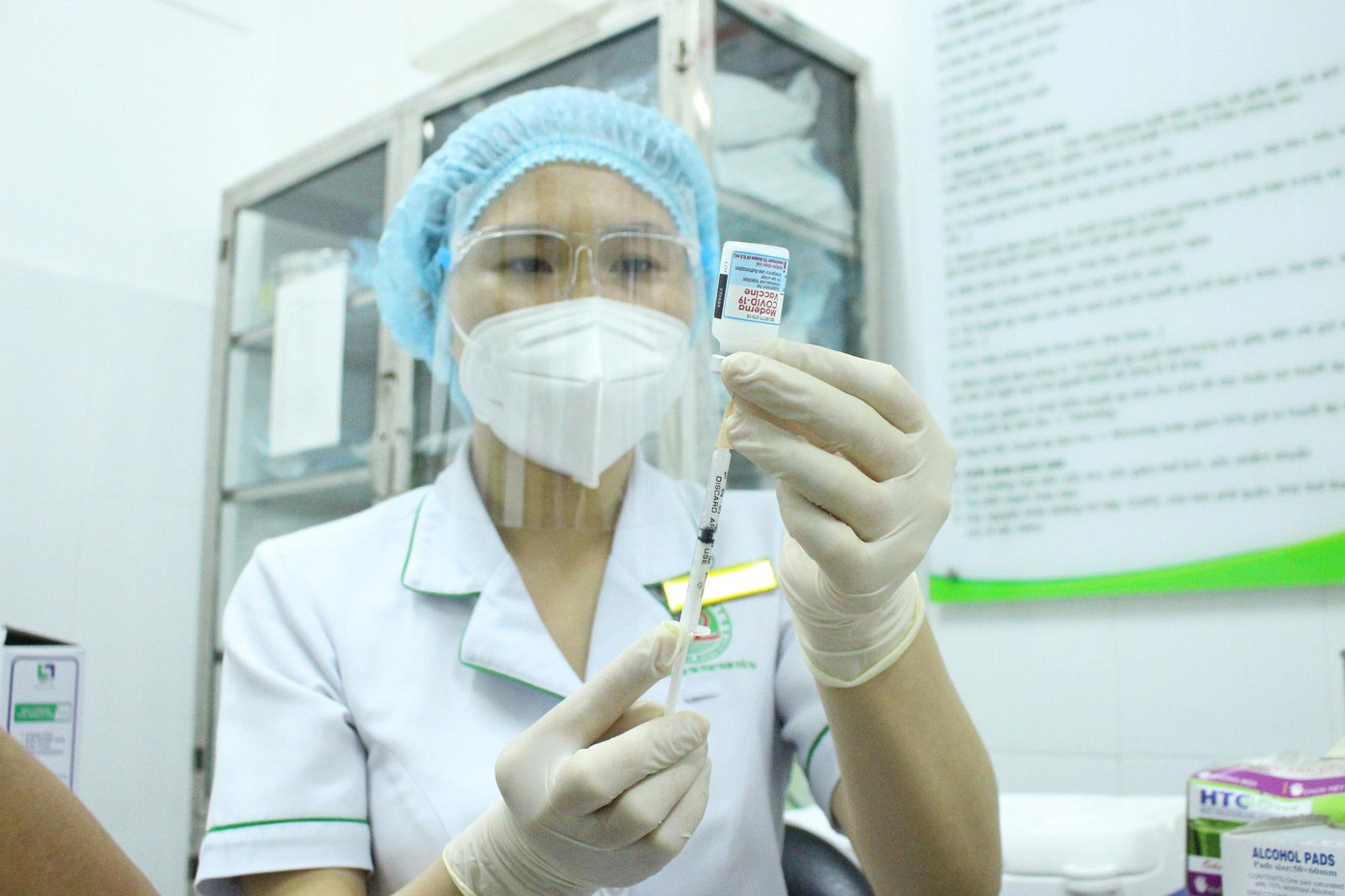 Những liều vắc xin &quot;quý hơn vàng&quot; được chích ngừa cho cộng đồng để chặn dịch COVID-19.