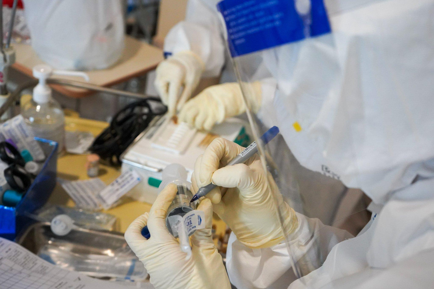 Các y bác sĩ đang bị thiếu từ trang thiết bị hiện đại cho đến đôi găng tay phòng hộ. Các y bác sĩ đang bị thiếu từ trang thiết bị hiện đại cho đến đôi găng tay phòng hộ.