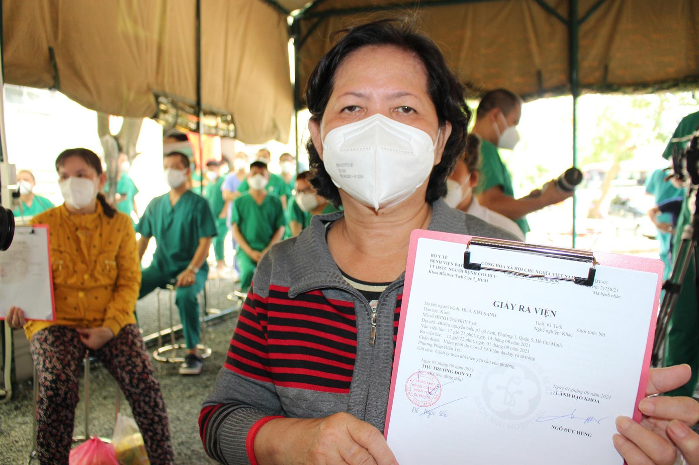 Ngày càng nhiều bệnh nhân COVID-19 được xuất viện, cuộc chiến chống dịch "đã thấy ánh sáng cuối đường hầm" Ngày càng nhiều bệnh nhân COVID-19 được xuất viện, cuộc chiến chống dịch "đã thấy ánh sáng cuối đường hầm"