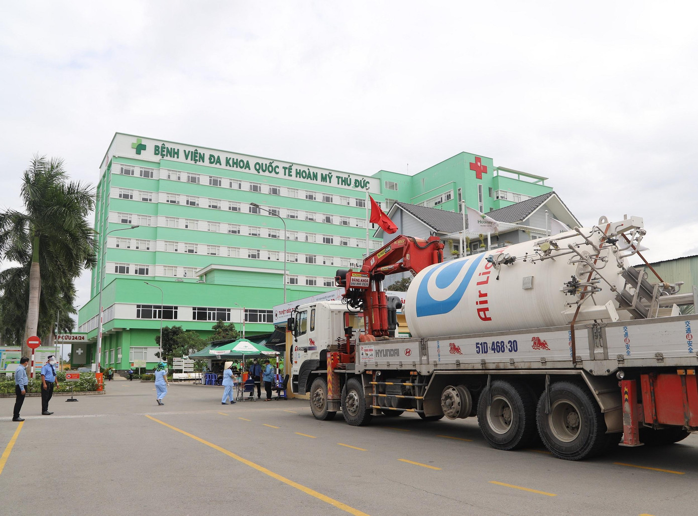 Bồn oxy 5 khối được chuyển đến Bệnh viện Đa khoa Quốc tế Hoàn Mỹ Thủ Đức để chuẩn bị cho điều trị COVID-19.