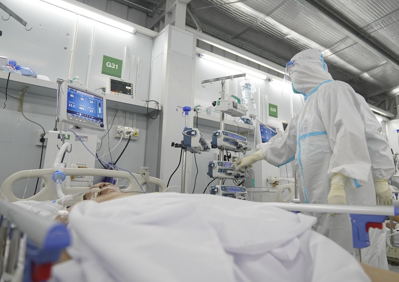 Dịch COVID-19 đang gây đau thương cho cả cộng đồng, mọi lứa tuổi đều có thể mắc bệnh. Dịch COVID-19 đang gây đau thương cho cả cộng đồng, mọi lứa tuổi đều có thể mắc bệnh.