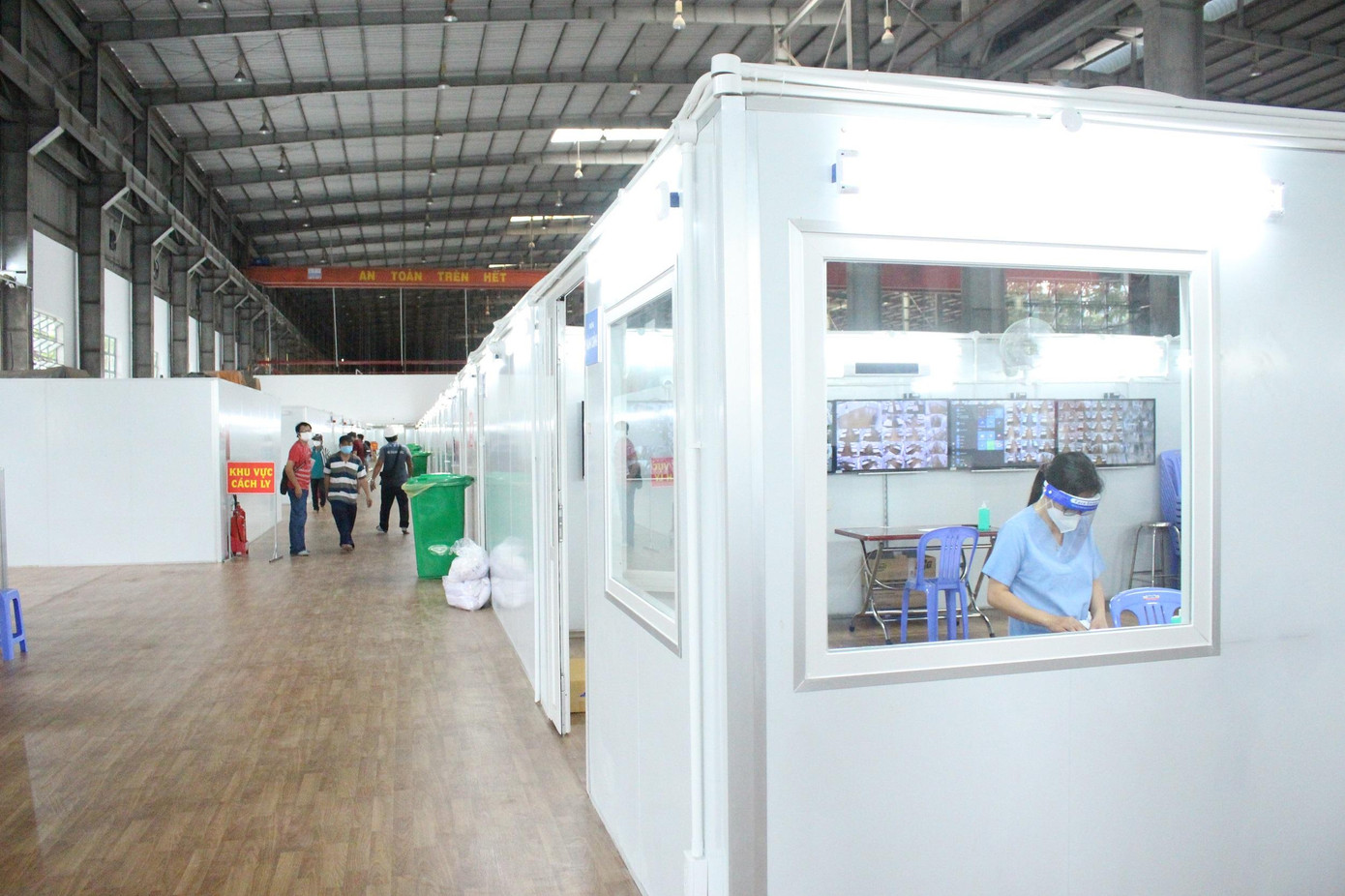 Hiện nay, oxy đã được cung ứng đầy đủ nhưng bệnh viện cần thêm khí nén và máy hút trung tâm. Những ngày tới lực lượng nhân sự, máy móc, trang thiết bị từ Bệnh viện Bạch Mai, Bộ Y tế và từ những nơi khác sẽ được điều động để sẵn sàng tiếp nhận, điều trị bệnh nhân.