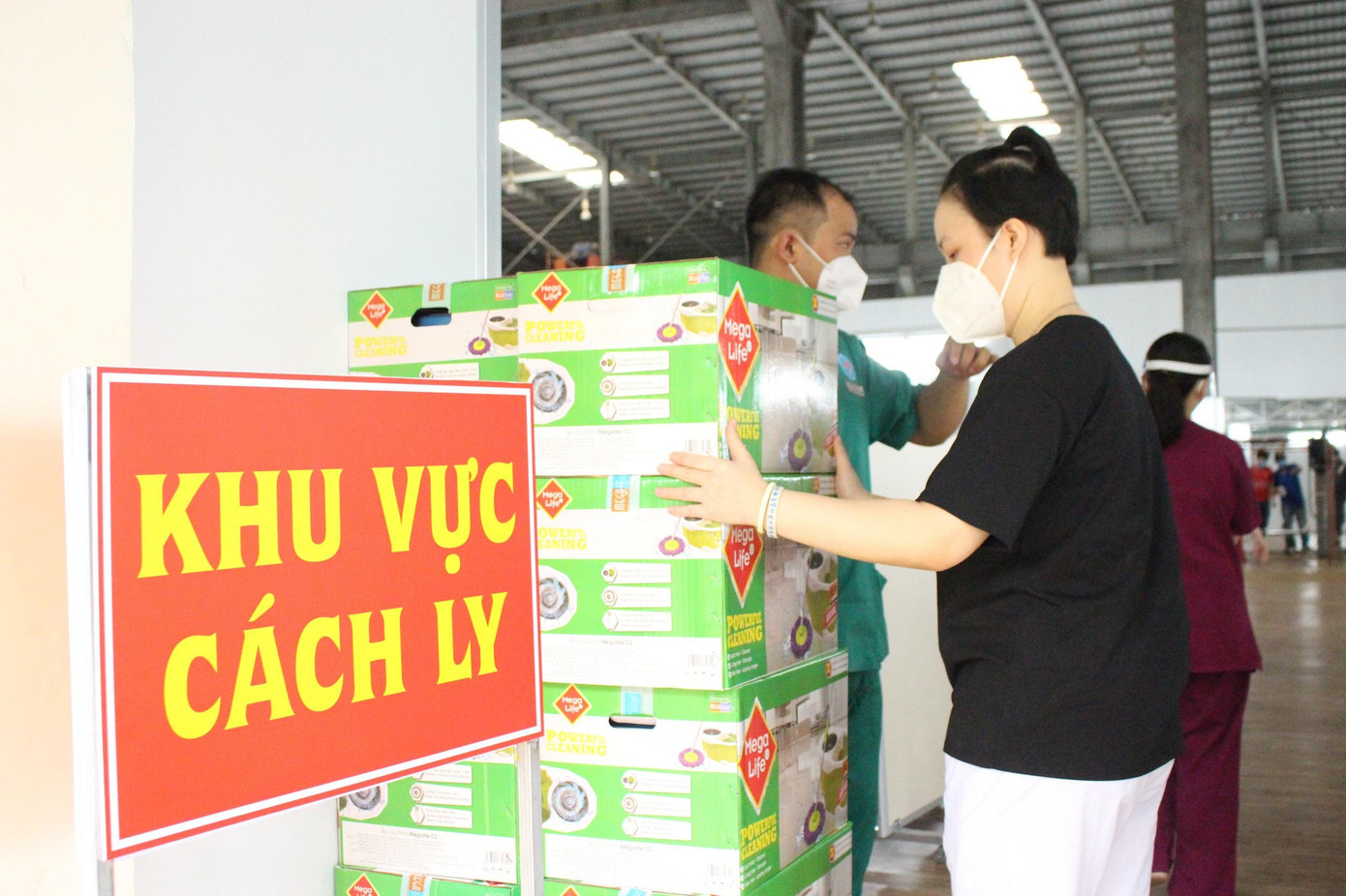 Cuộc chiến với COVID-19 dự kiến còn kéo dài, lực lượng y tế đang căng mình chống dịch.