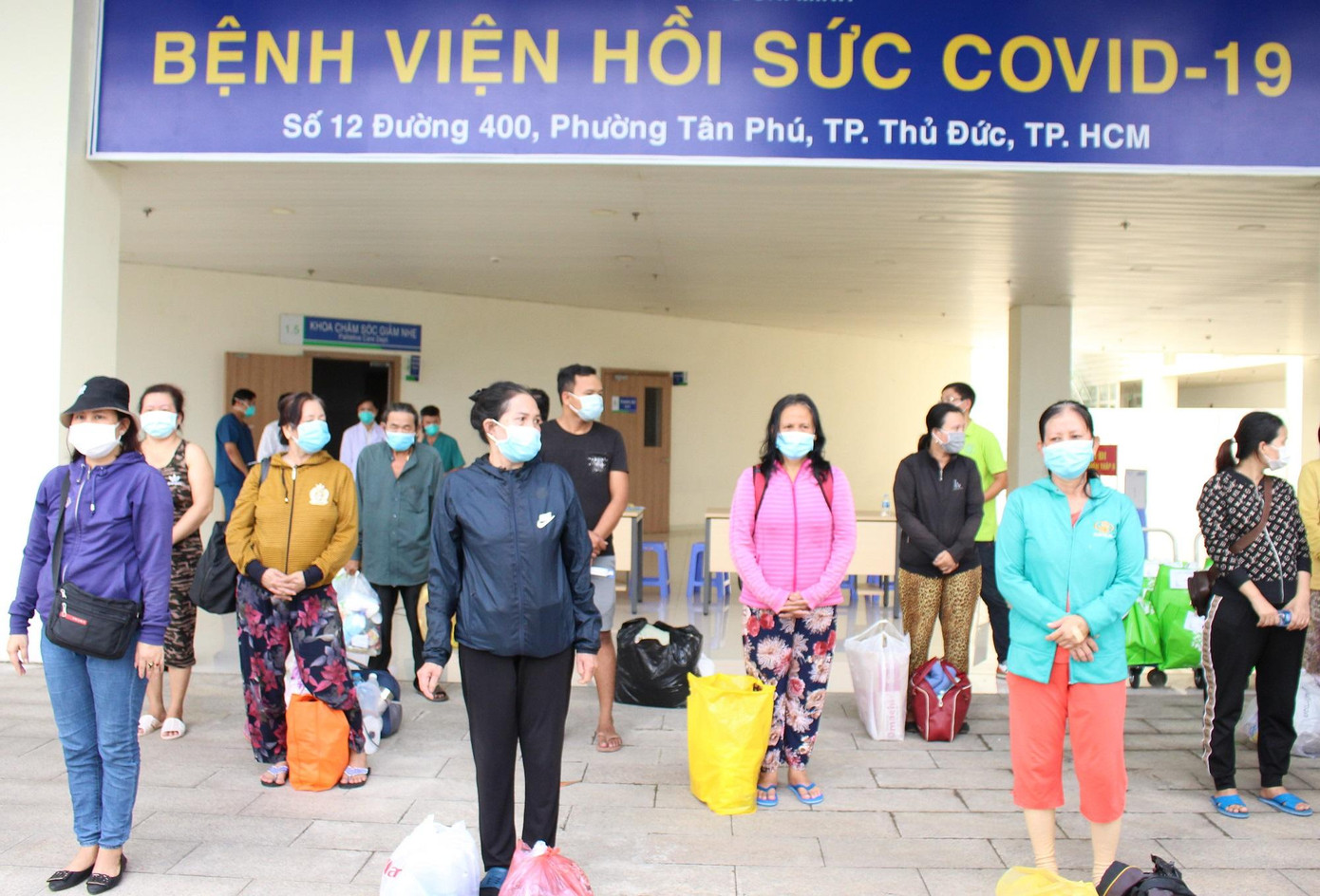 Đến nay hơn 200 người đã xuất viện hoặc được chuyển xuống phần tầng tuyến bệnh nhẹ để tiếp tục chăm sóc. Đến nay hơn 200 người đã xuất viện hoặc được chuyển xuống phần tầng tuyến bệnh nhẹ để tiếp tục chăm sóc.