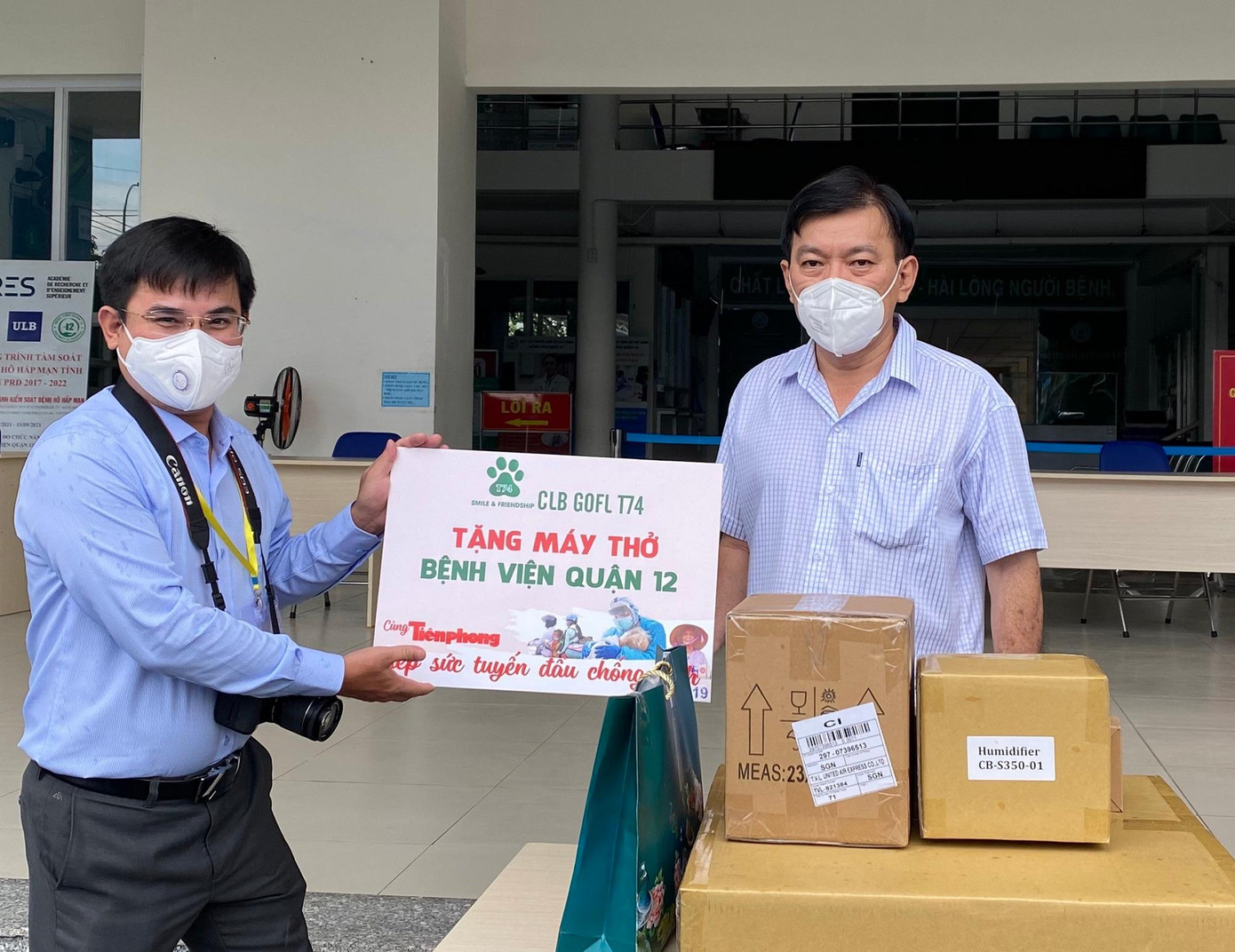 BS Tô Tài, Giám đốc bệnh viện Quận 12 (bên phải) tiếp nhận chiếc máy thở HFNC phục vụ công tác cứu chữa bệnh nhân COVID-19.