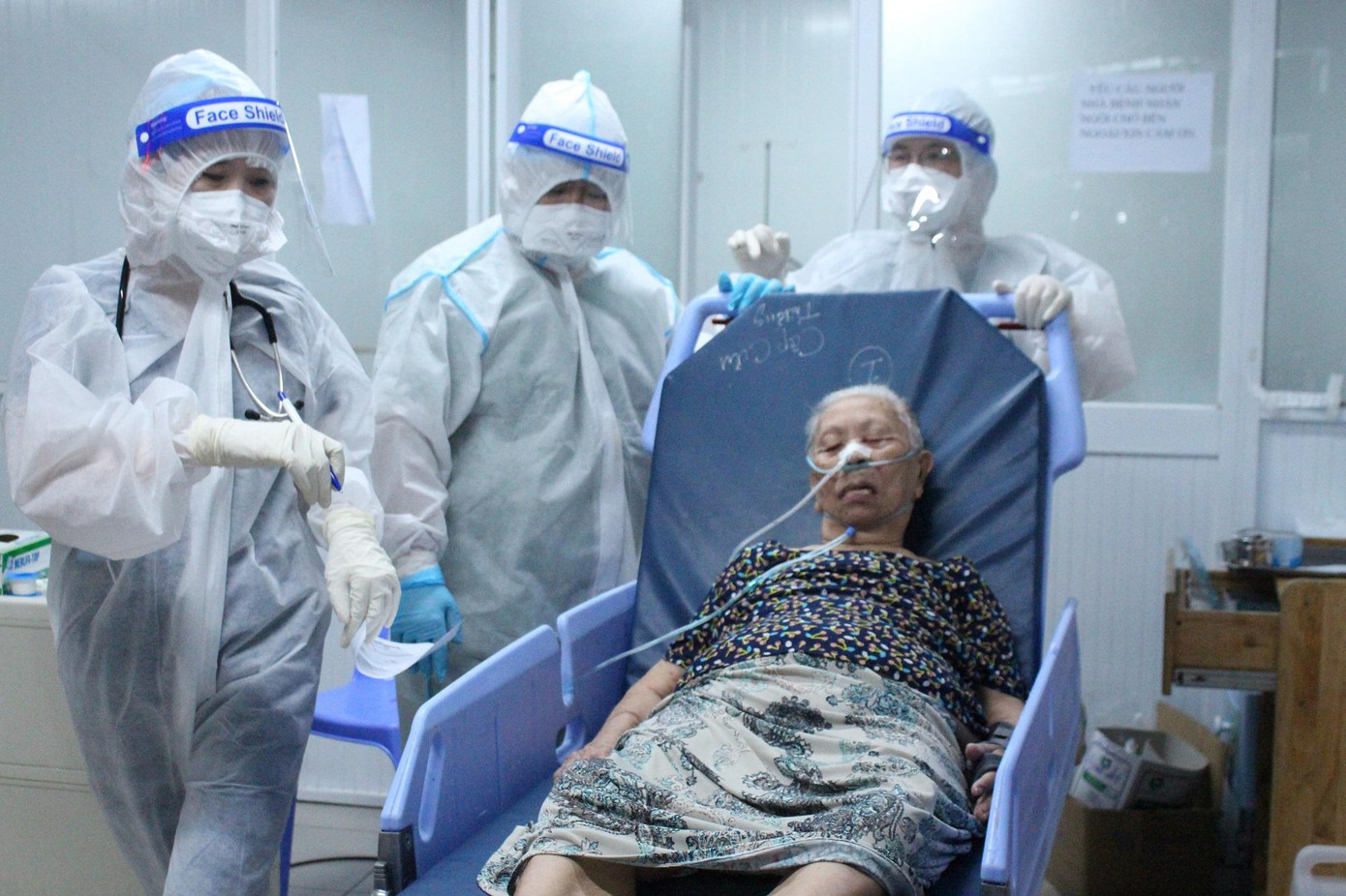 Người bệnh đang rất cần được cứu chữa kịp thời để vượt qua cơn nguy kịch trong giai đoạn dịch COVID-19 diễn biến phức tạp.