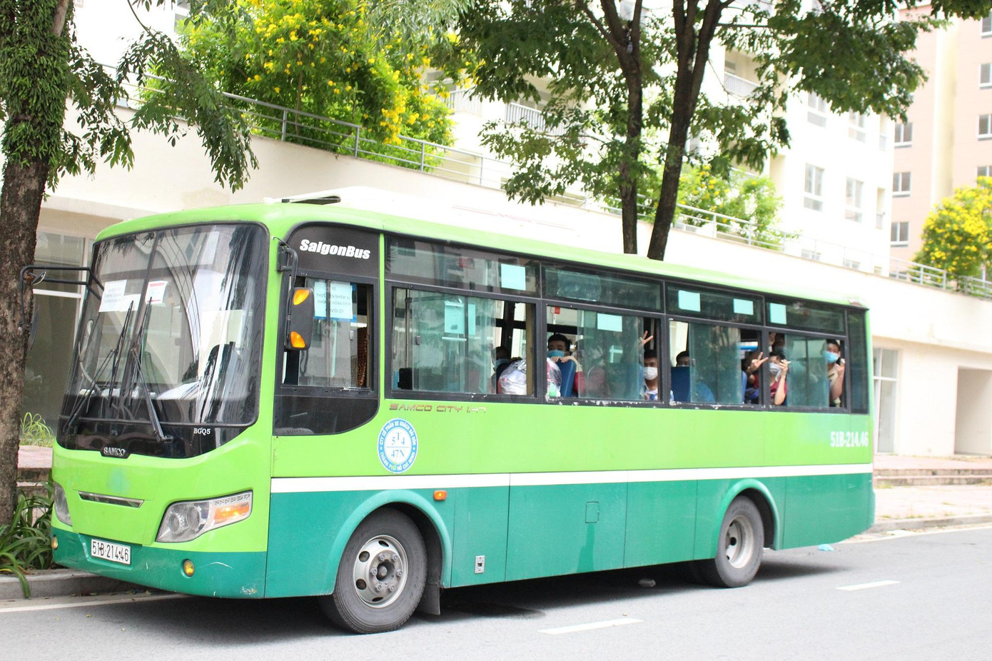 Ngay cả xe buýt cũng được điều động vận chuyển những bệnh nhân có triệu chứng nhẹ đến các cơ sở điều trị. Ngay cả xe buýt cũng được điều động vận chuyển những bệnh nhân có triệu chứng nhẹ đến các cơ sở điều trị.