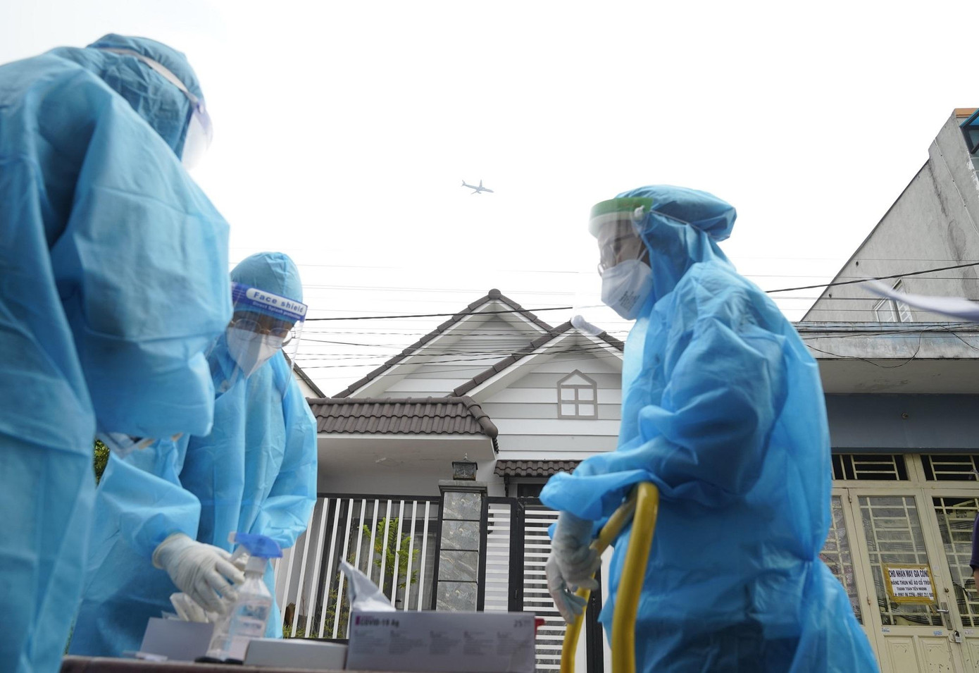 Ngành y tế đang đẩy mạnh lấy mẫu xét nghiệm SARS-CoV-2 ngoài cộng đồng.