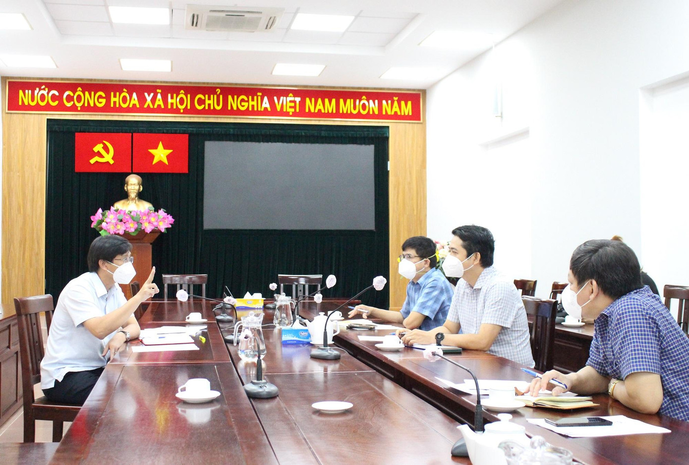 Thánh phố đã có những thay đổi phương thức làm việc của các cơ quan, đơn vị nhà nước phù hợp với các biện pháp phòng, chống dịch COVID-19 trên địa bàn Thánh phố đã có những thay đổi phương thức làm việc của các cơ quan, đơn vị nhà nước phù hợp với các biện pháp phòng, chống dịch COVID-19 trên địa bàn