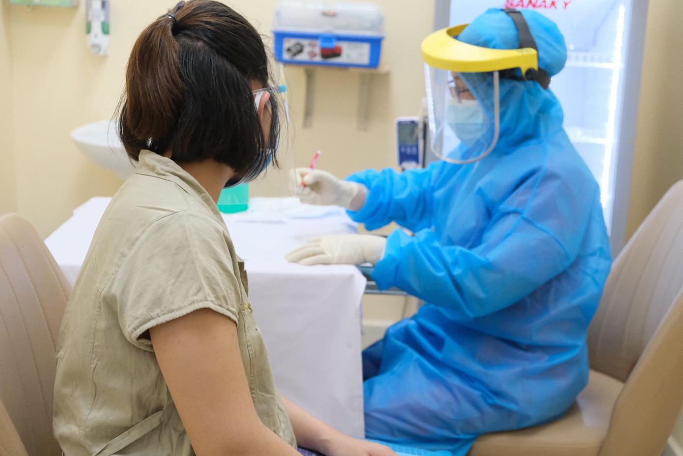 Quy trình khám sàng lọc hướng dẫn các bước theo dõi sau tiêm được thực hiện nghiêm ngặt.