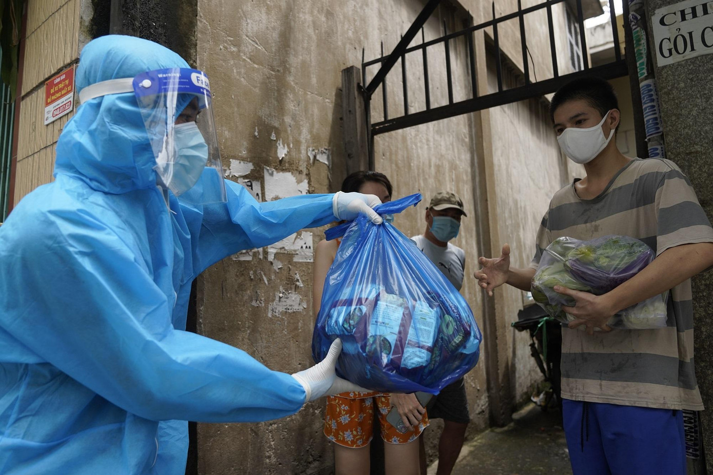 Người dân nhận hàng hỗ trợ từ lực lượng chức năng phòng chống dịch trong thời gian giãn cách xã hội Người dân nhận hàng hỗ trợ từ lực lượng chức năng phòng chống dịch trong thời gian giãn cách xã hội