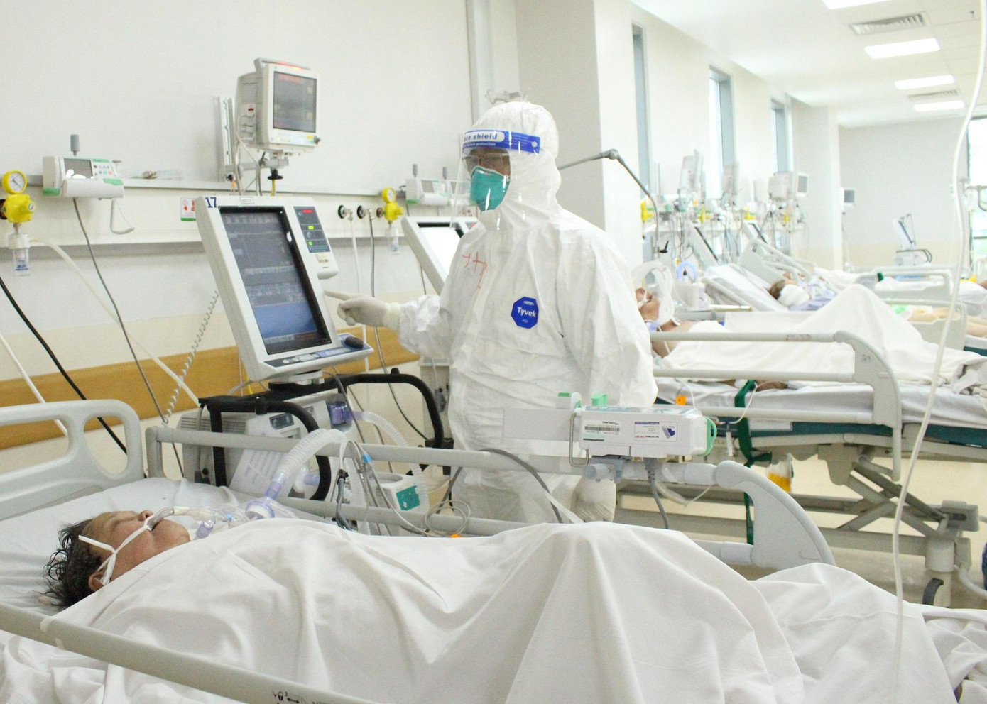 Bệnh viện Hồi sức COVID-19 đã đi vào hoạt động gần 2 tháng qua với nỗ lực cứu chữa các ca bệnh nặng, nguy kịch. Bệnh viện Hồi sức COVID-19 đã đi vào hoạt động gần 2 tháng qua với nỗ lực cứu chữa các ca bệnh nặng, nguy kịch.