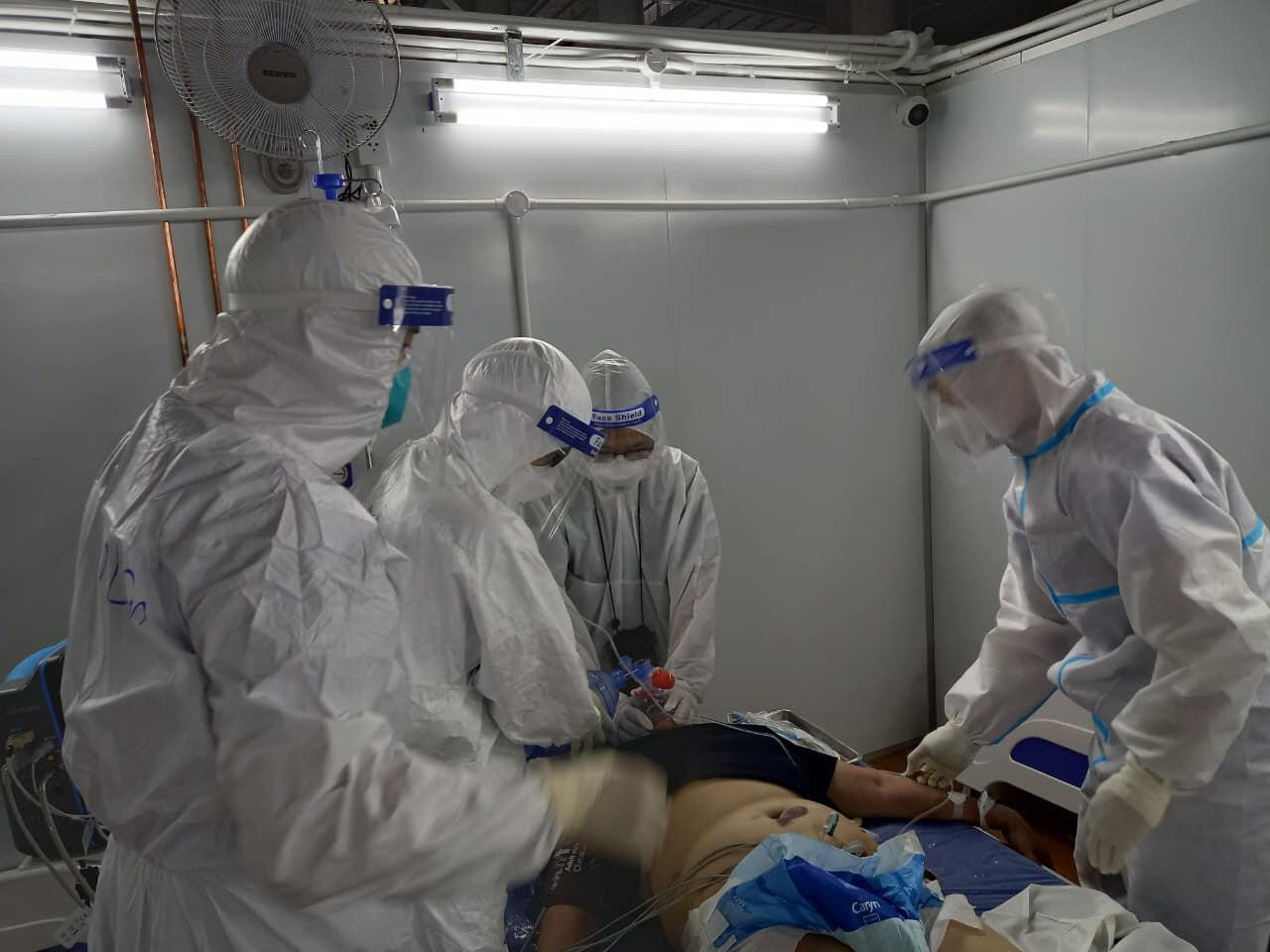 Ngay sau khi đi vào hoạt động, Trung tâm Hồi sức COVID-19 do Bệnh viện Bạch Mai phụ trách đã tiếp nhận gần 200 bệnh nhân. Ngay sau khi đi vào hoạt động, Trung tâm Hồi sức COVID-19 do Bệnh viện Bạch Mai phụ trách đã tiếp nhận gần 200 bệnh nhân.