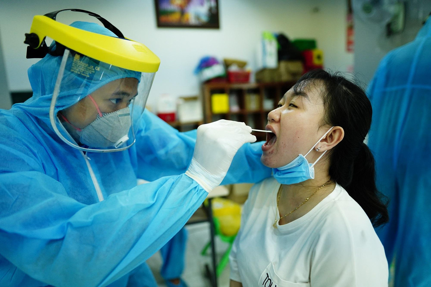 Ngành y tế và người dân đang chạy đua với thời gian với hy vọng sớm kiểm soát được dịch.