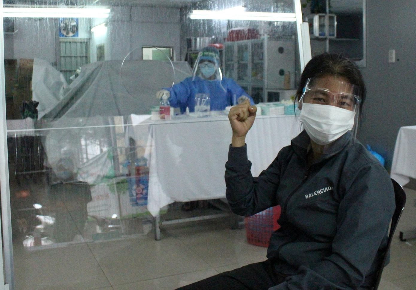 Chị Thanh Giang đã vượt qua cơn mưa kéo dài, di chuyển cả chặng đường dài từ quận Gò Vấp sang quận 5. Chị cho biết: &quot;Tôi chưa hiến máu lần nào cảm giác rất sợ khi nhìn thấy máu nhưng tôi cố gắng chiến thắng chính mình vì người bệnh đang cần&quot;.