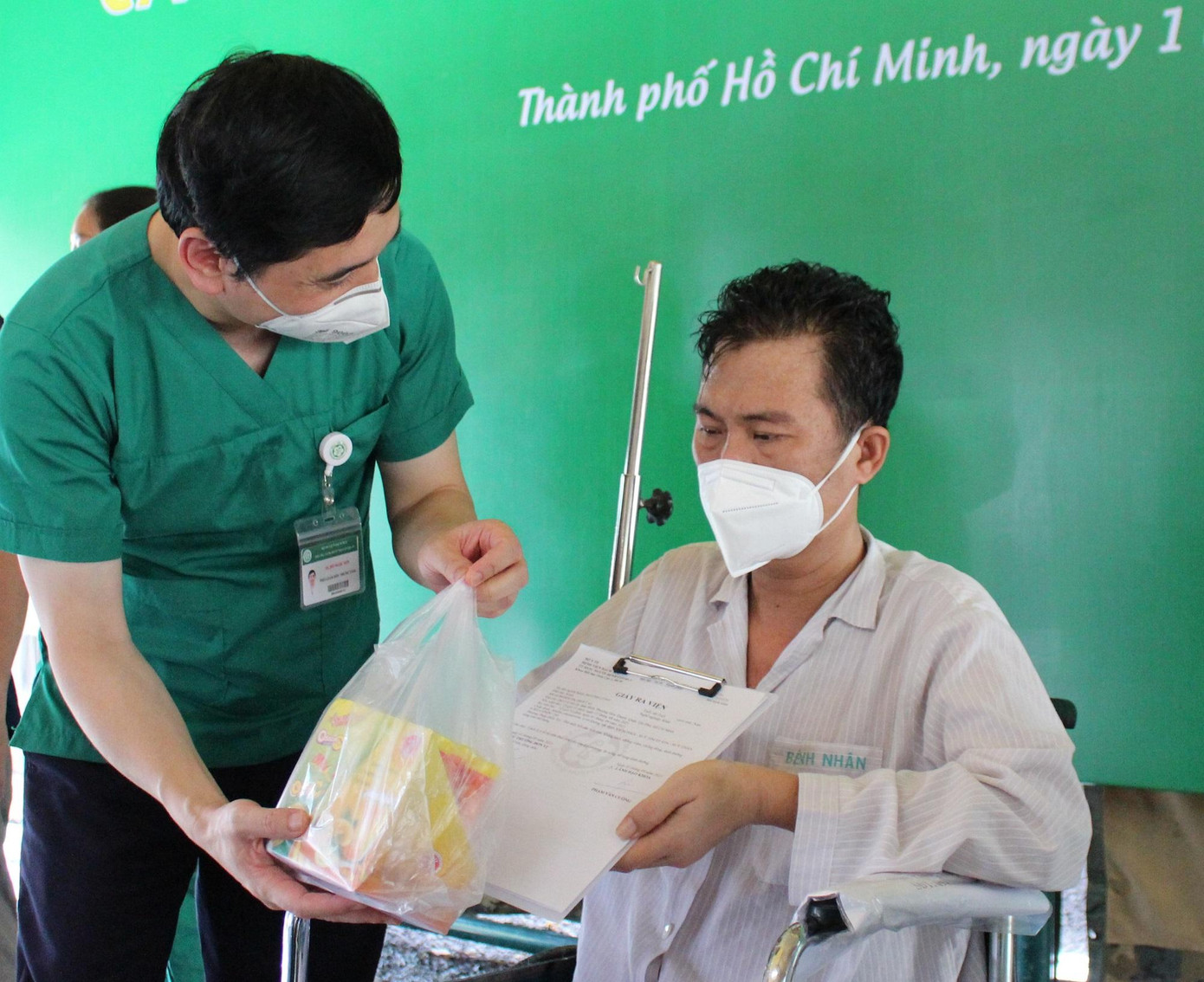 Nỗ lực cứu chữa của các bác sĩ đã giúp nhiều bệnh nhân chiến thắng tử thần COVID-19 trở về với gia đình.