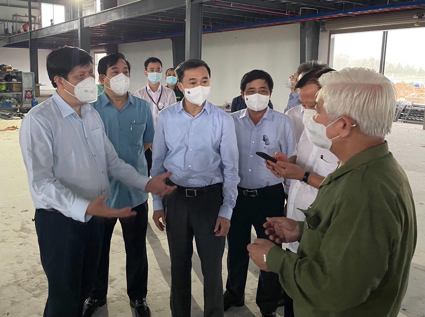 Đoàn công tác Bộ Y tế kiểm tra, rà soát để chuẩn bị các phương án tăng cường điều trị ca bệnh nặng.