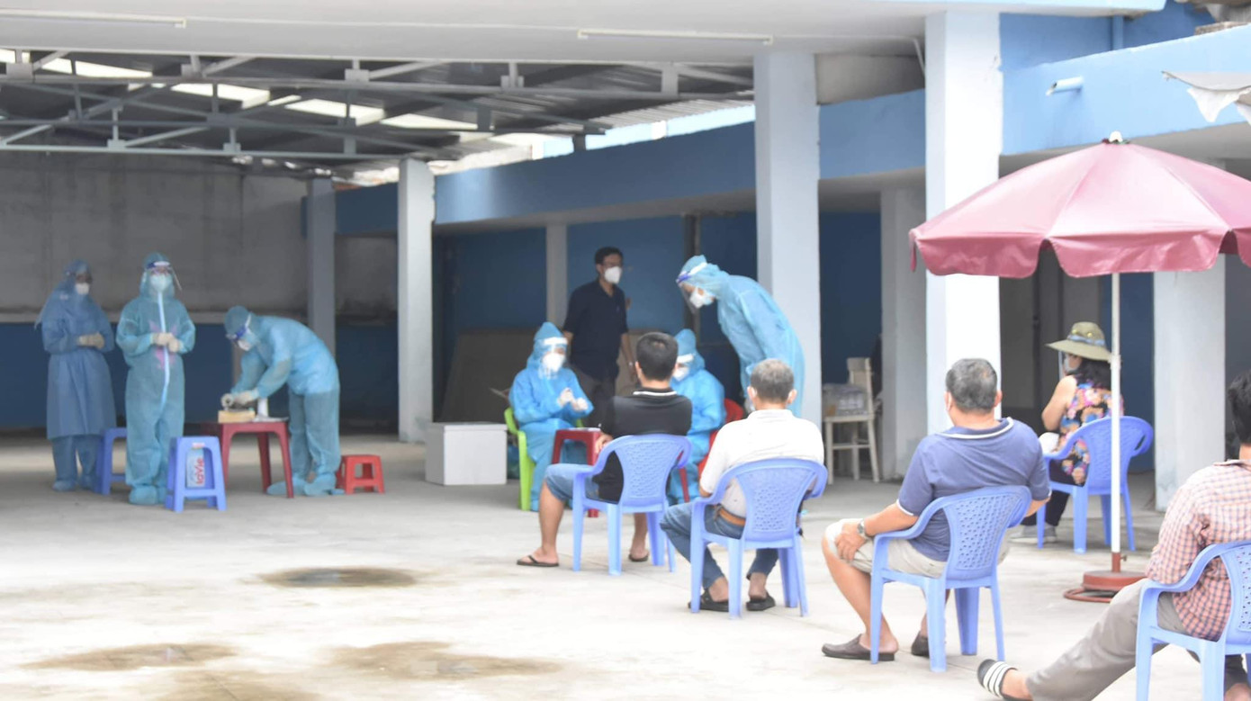 Người dân trên địa bàn phường 25, quận Bình Thạnh được nhân viên y tế lấy mẫu xét nghiệm SARS-CoV-2. Người dân trên địa bàn phường 25, quận Bình Thạnh được nhân viên y tế lấy mẫu xét nghiệm SARS-CoV-2.