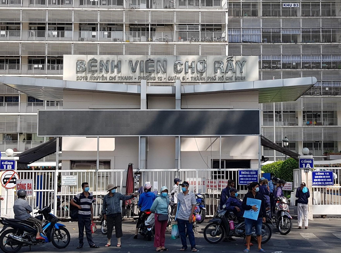 Dịch COVID-19 diễn biến phức tạp gây rất nhiều khó khăn cho hoạt động khám chữa bệnh của người dân. Dịch COVID-19 diễn biến phức tạp gây rất nhiều khó khăn cho hoạt động khám chữa bệnh của người dân.