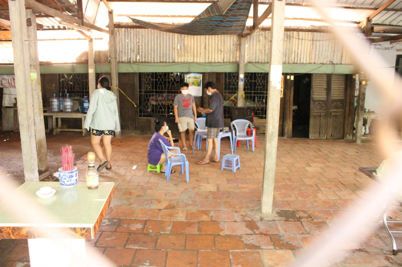 Một hộ dân tại Thị trấn Hóc Môn chuẩn bị đi lấy mẫu theo danh sách đã được chính quyền địa phương đề xuất. Một hộ dân tại Thị trấn Hóc Môn chuẩn bị đi lấy mẫu theo danh sách đã được chính quyền địa phương đề xuất.