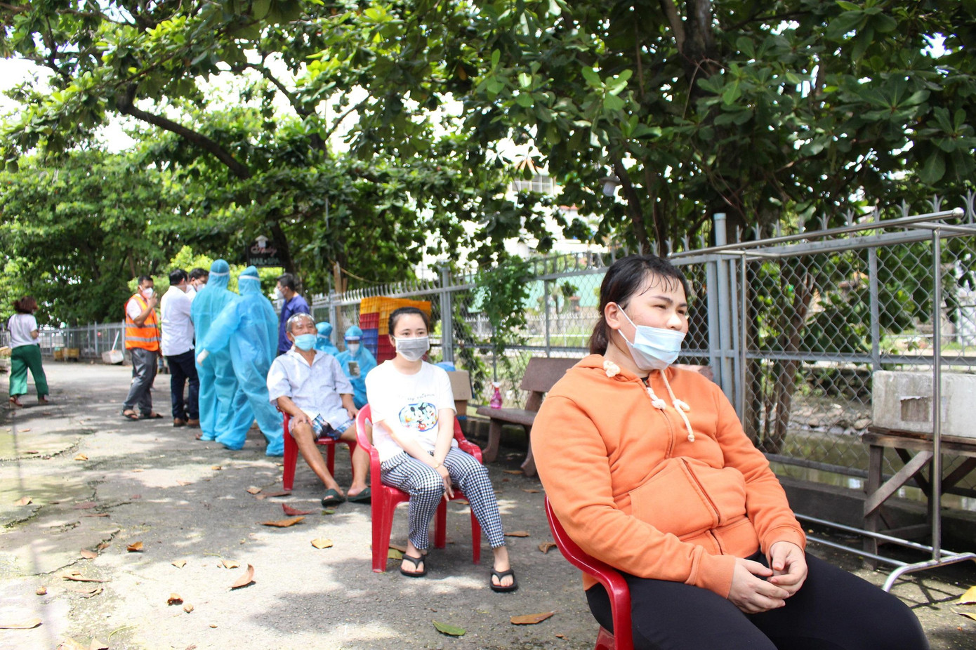 Đa số người dân đều tự giác đến lấy mẫu xét nghiệm tầm soát nguy cơ lây nhiễm COVID-19. Đa số người dân đều tự giác đến lấy mẫu xét nghiệm tầm soát nguy cơ lây nhiễm COVID-19.