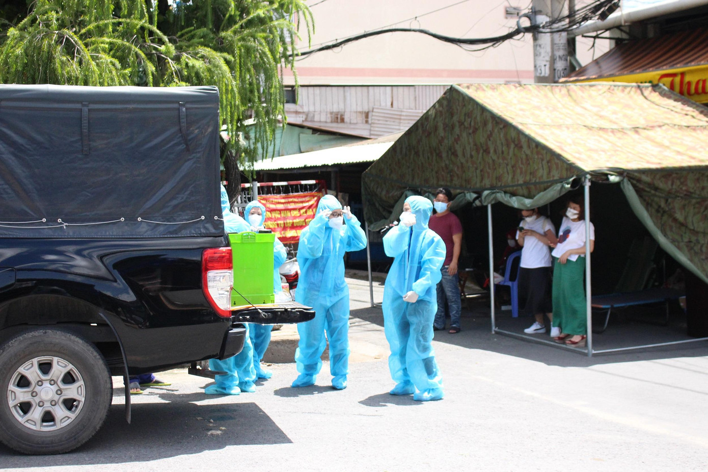 Lực lượng lấy mẫu xét nghiệm cộng đồng đang đi từng ngõ, gõ cửa từng nhà để tầm soát dịch COVID-19. Lực lượng lấy mẫu xét nghiệm cộng đồng đang đi từng ngõ, gõ cửa từng nhà để tầm soát dịch COVID-19.