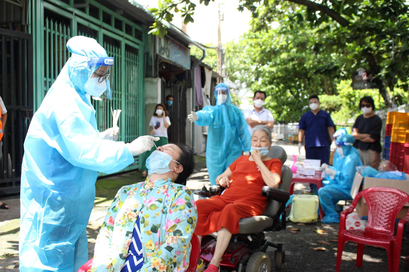 Test nhanh đang là giải pháp hiệu quả giúp phát hiện sớm F0 trong cộng đồng. Test nhanh đang là giải pháp hiệu quả giúp phát hiện sớm F0 trong cộng đồng.