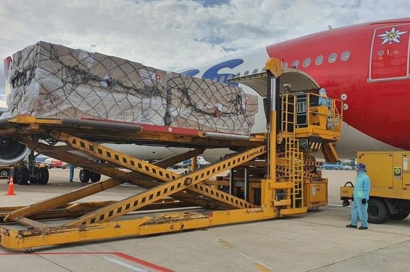 Lô trang thiết bị vật tư y tế được Chính phủ và nhân dân Thụy Sỹ viện trợ hạ cánh xuống Tân Sơn Nhất sáng 13/8. Lô trang thiết bị vật tư y tế được Chính phủ và nhân dân Thụy Sỹ viện trợ hạ cánh xuống Tân Sơn Nhất sáng 13/8.