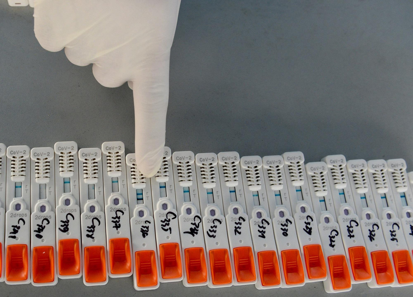 Các mẫu test nhanh Covid-19 đang sử dụng ở cơ sở y tế TPHCM đều đã được Bộ Y tế cấp phép. Các mẫu test nhanh Covid-19 đang sử dụng ở cơ sở y tế TPHCM đều đã được Bộ Y tế cấp phép.