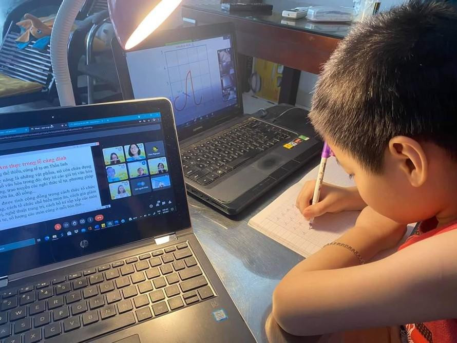 Học sinh lớp 2 học trực tuyến (Ảnh: Nguyễn Dũng)