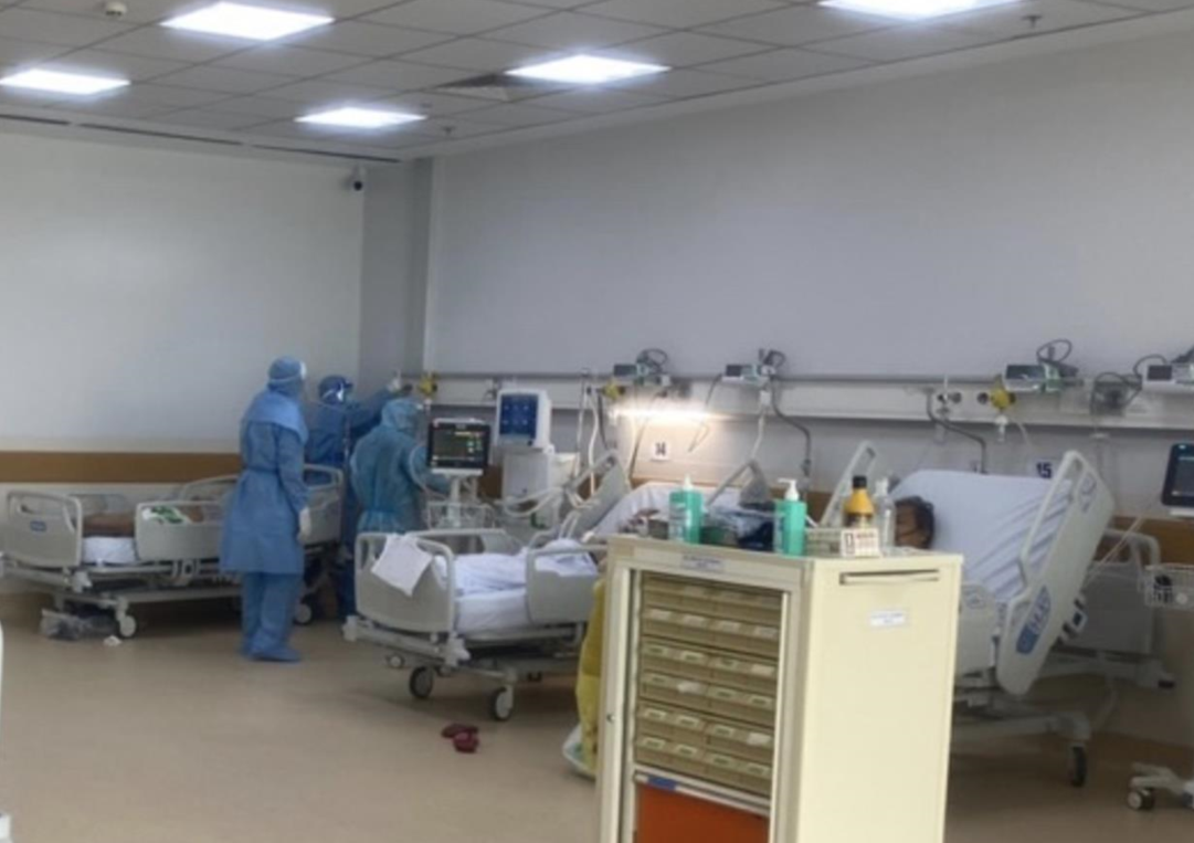 Khu vực tiếp nhận bệnh nhân Covid-19 nặng do Bệnh viện Nhân Dân Gia Định phụ trách tại Trung tâm Hồi sức Covid-19. Khu vực tiếp nhận bệnh nhân Covid-19 nặng do Bệnh viện Nhân Dân Gia Định phụ trách tại Trung tâm Hồi sức Covid-19.