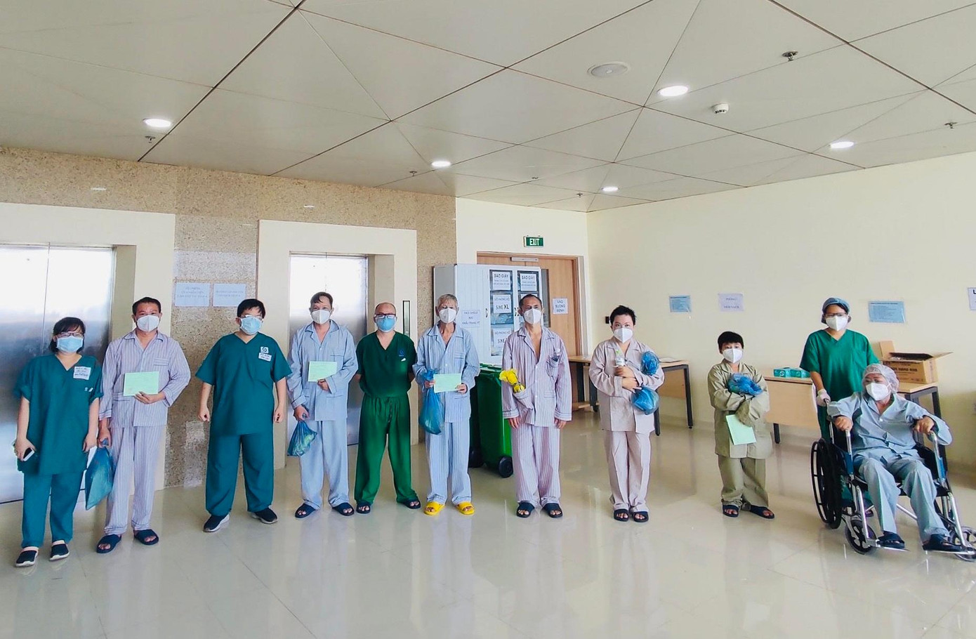 Bệnh viện Hồi sức COVID-19 đến nay đã có 27 bệnh nhân bình phục hoàn toàn, được xuất viện về nhà. Bệnh viện Hồi sức COVID-19 đến nay đã có 27 bệnh nhân bình phục hoàn toàn, được xuất viện về nhà.