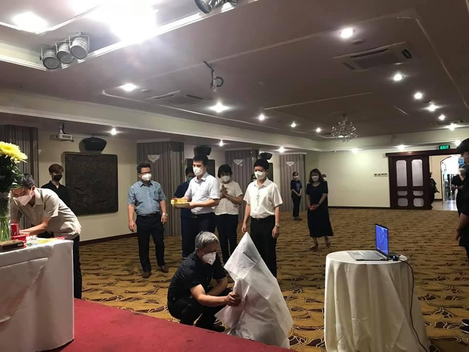 Lãnh đạo Bộ Y tế chia sẻ nỗi đau với em Dương Thị Anh