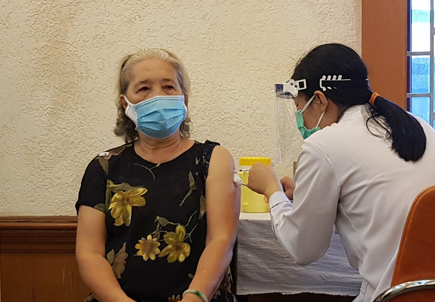 Người dân nên chủ động đăng ký chích ngừa khi đến lượt tiêm chủng để bảo vệ sức khỏe trong đại dịch. Người dân nên chủ động đăng ký chích ngừa khi đến lượt tiêm chủng để bảo vệ sức khỏe trong đại dịch.